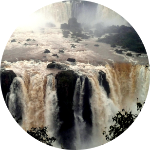 “Argentina has the waterfalls but Brazil has the balcony”. Choosing a gateway to see Iguazu Falls in Paraguay/Brazil/Argentina